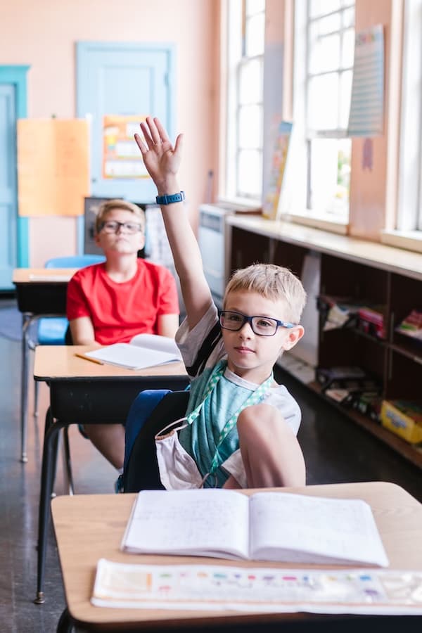 Enfant en classe pendant une activité scolaire