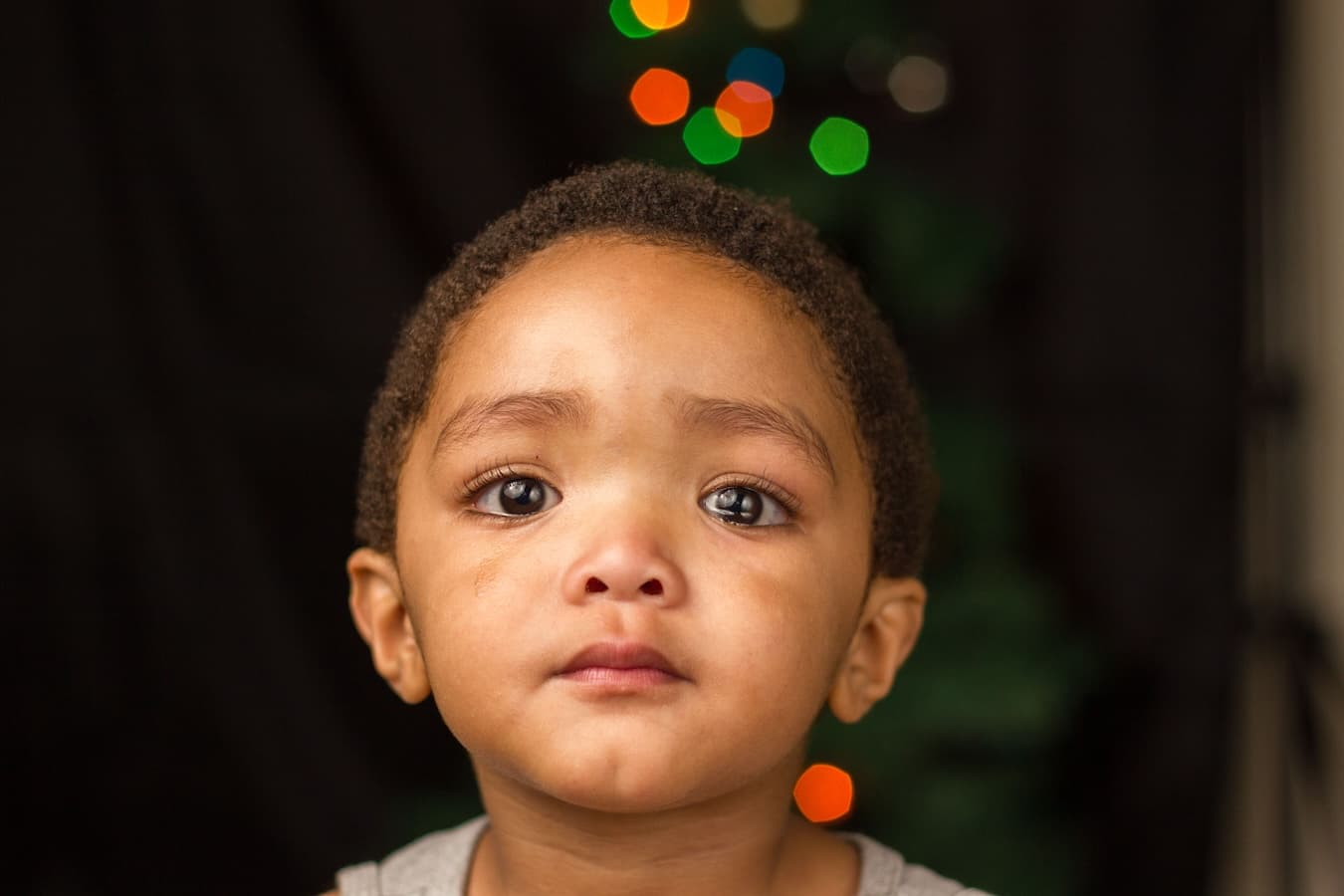 Enfant au regard attentif dans un environnement sensoriel