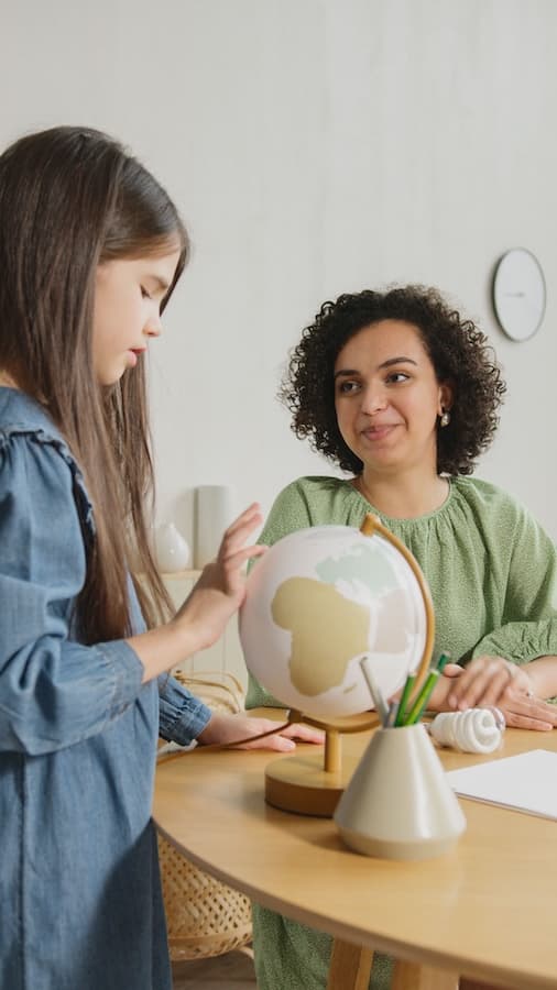Parent écoutant son enfant autour d’une activité de découverte