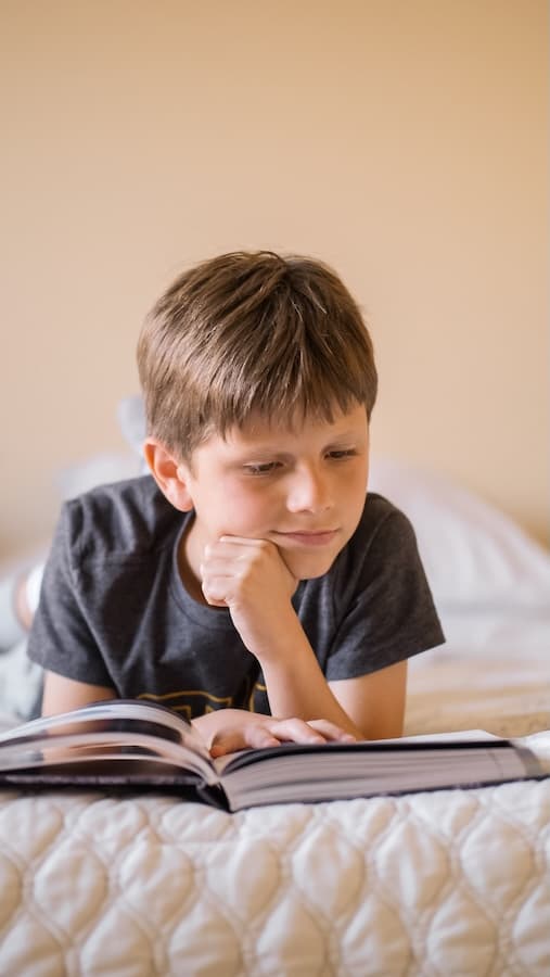 Enfant concentré lisant un livre