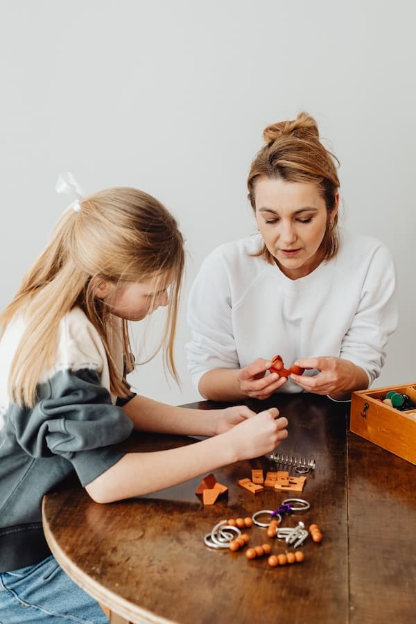 Parent et enfant réunis autour d’une activité de réflexion