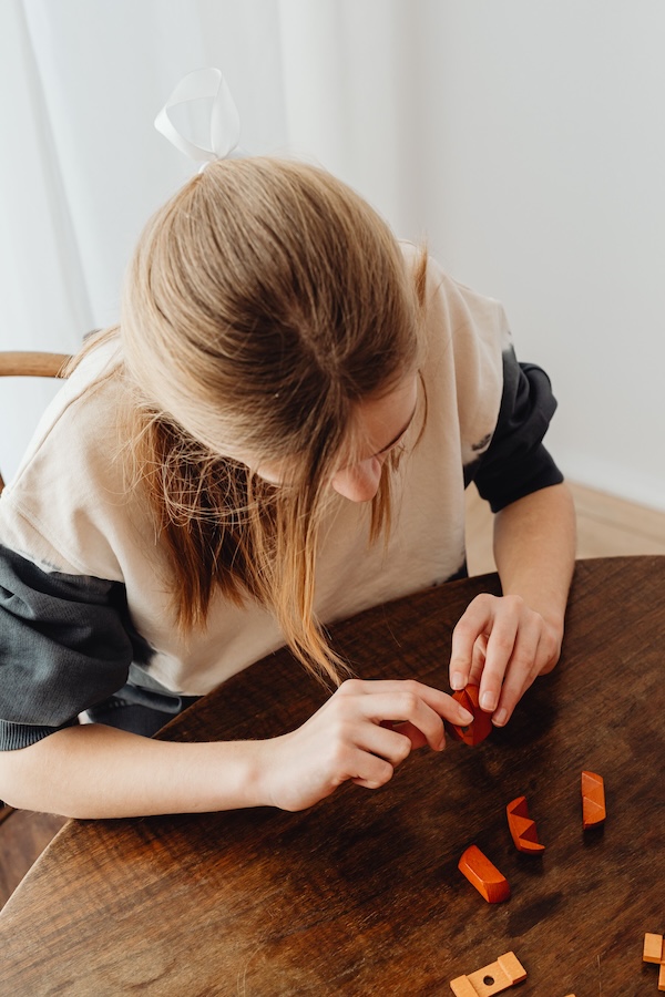 Enfant concentré réalisant une activité cognitive