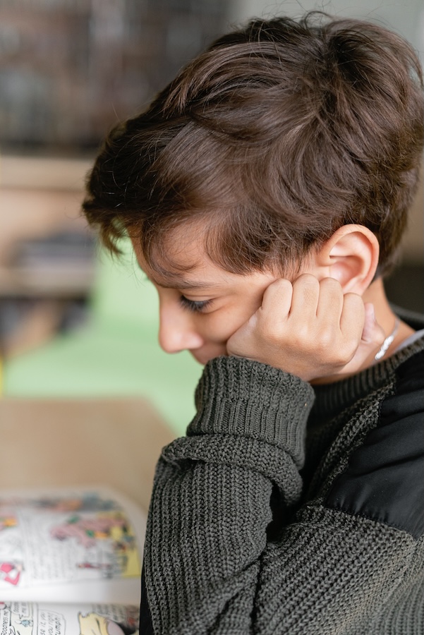 Parent et enfant réalisant calmement une activité à une table