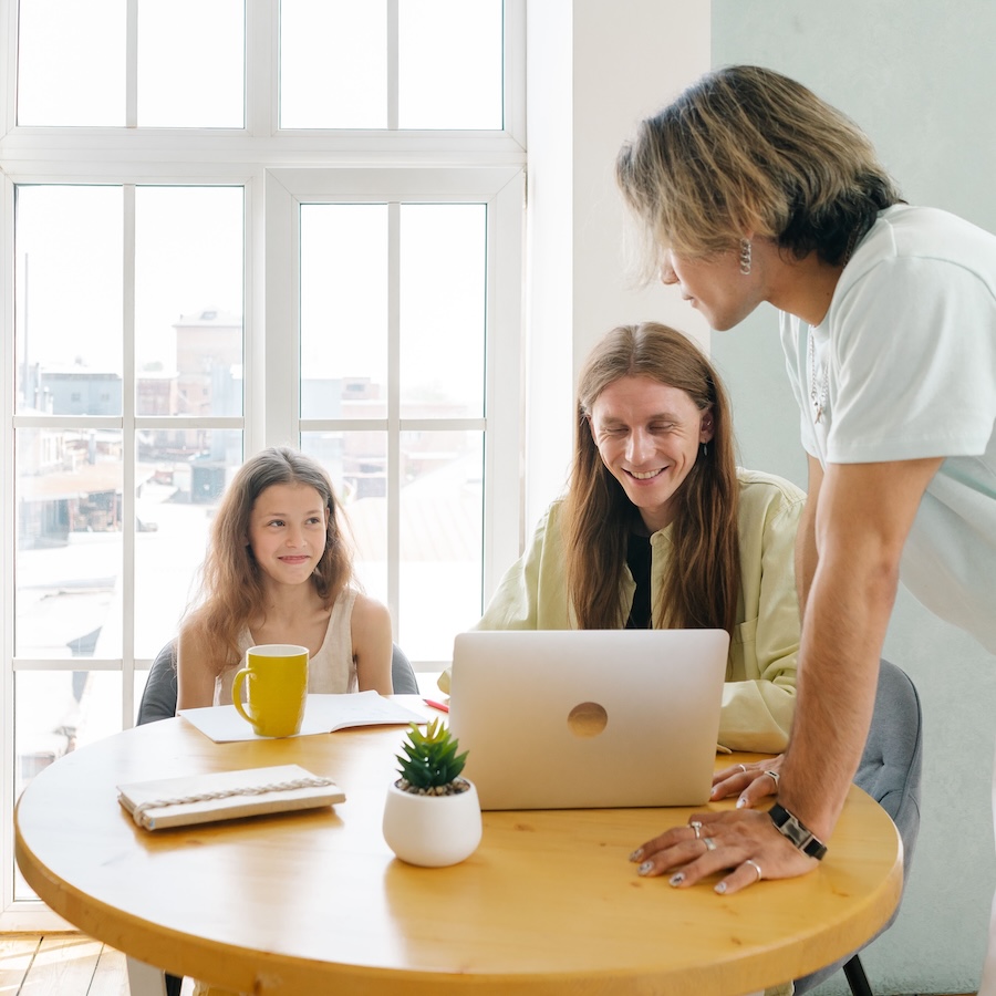 Parent consultant une évaluation en ligne avec son enfant