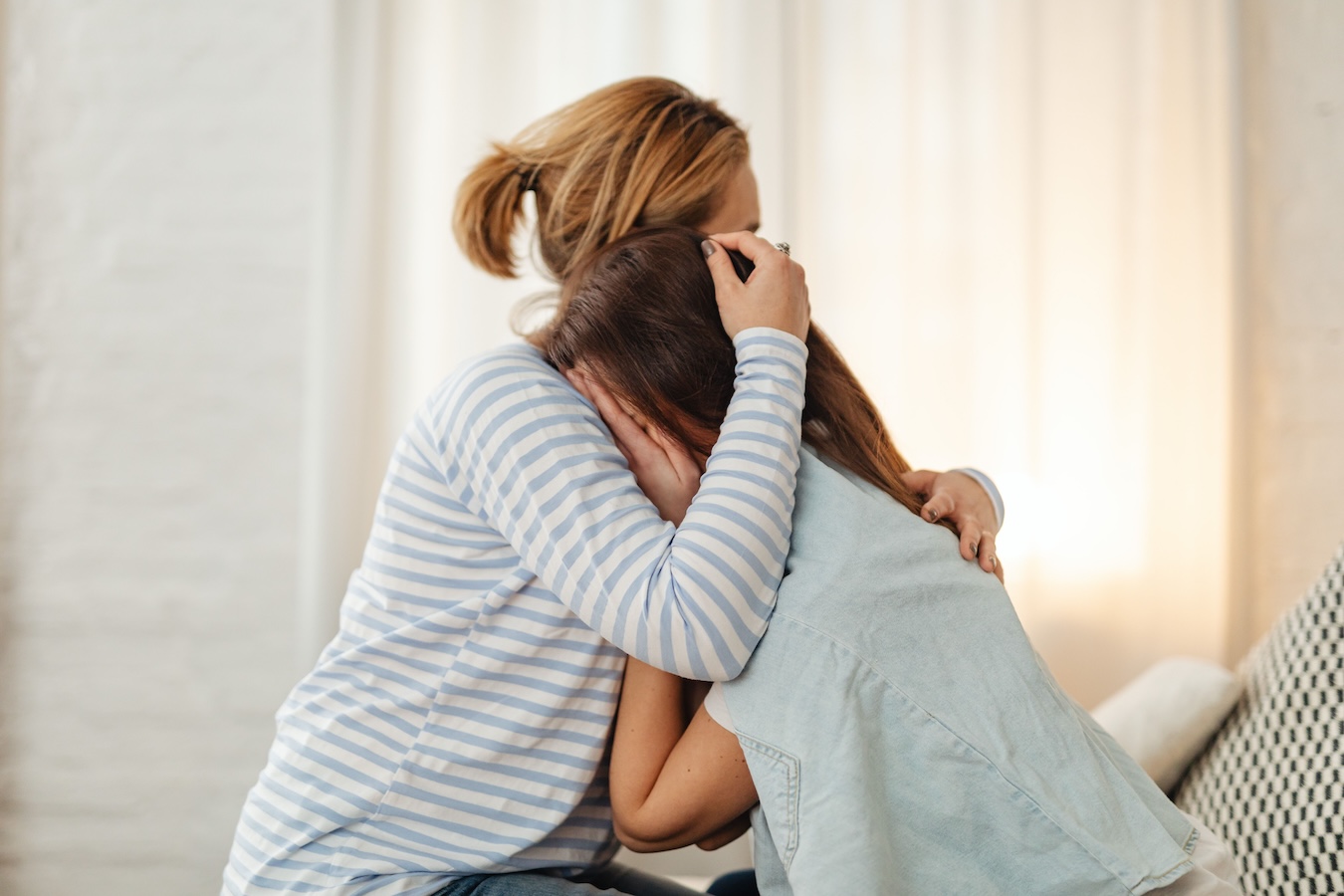 Parent réconfortant son enfant dans un moment d’émotion