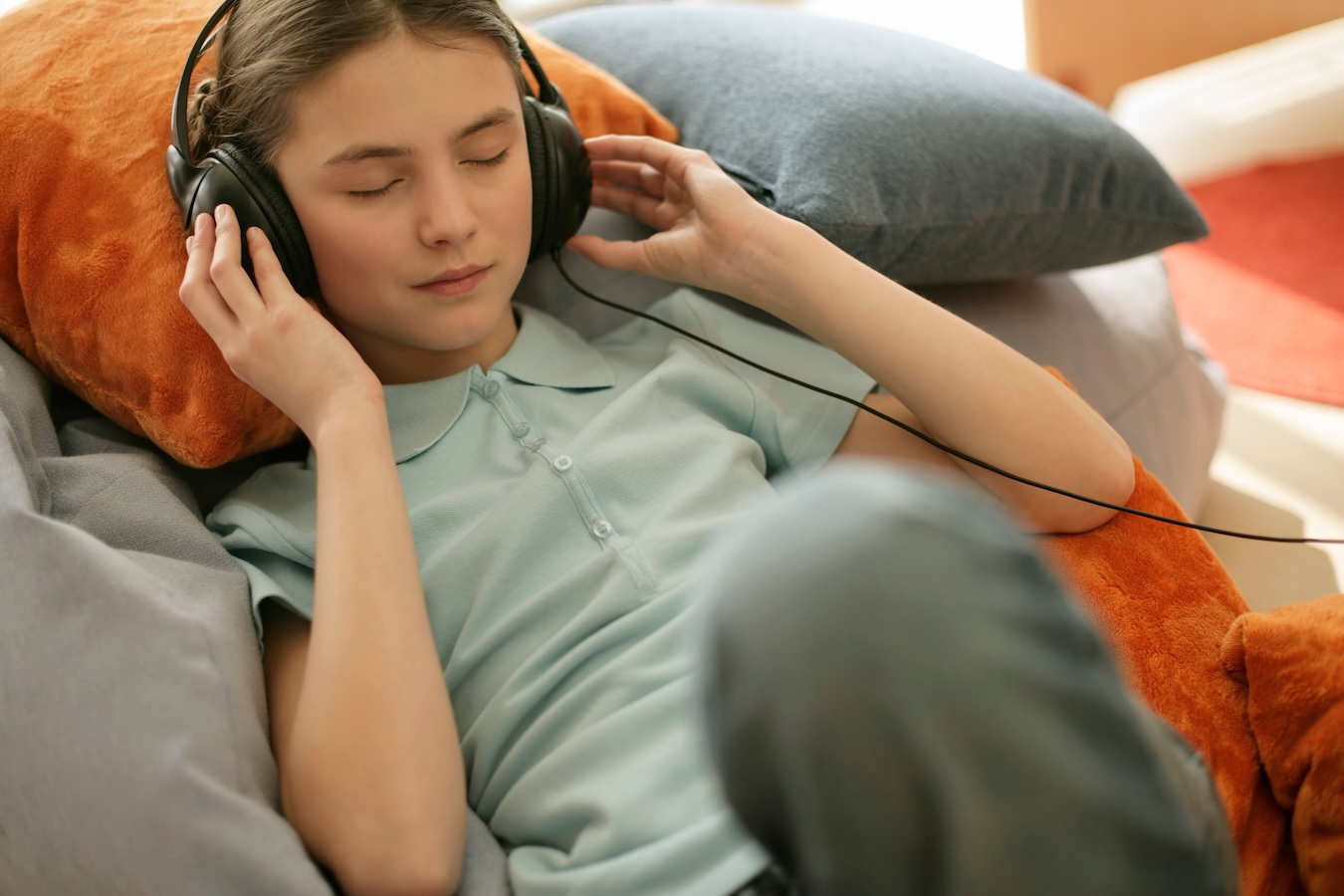 Enfant écoutant au calme avec un casque