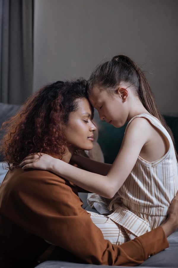 Parent échangeant avec son enfant dans un moment calme