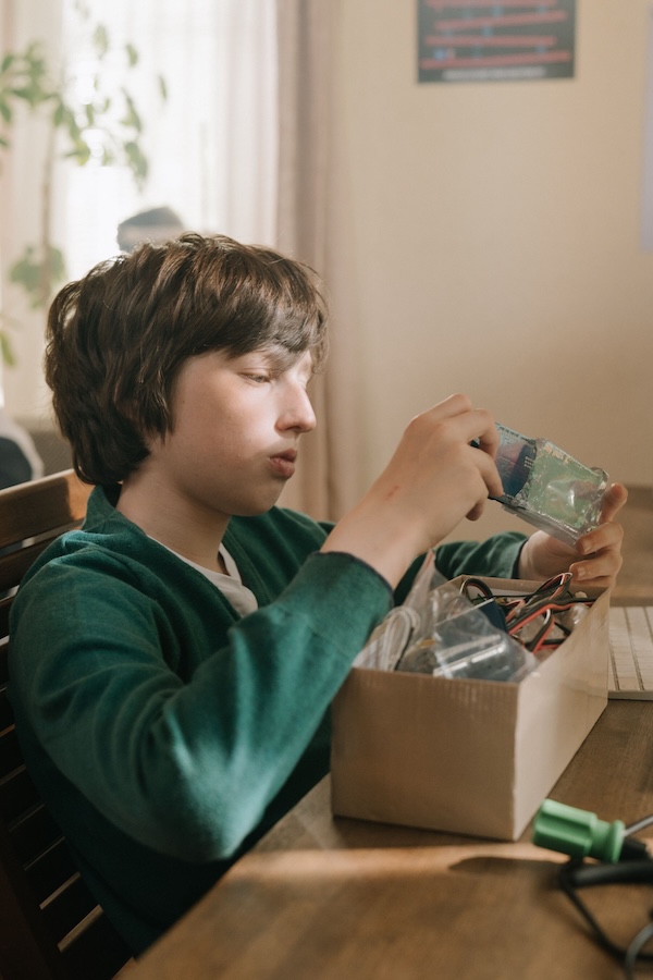 Enfant observant attentivement un objet